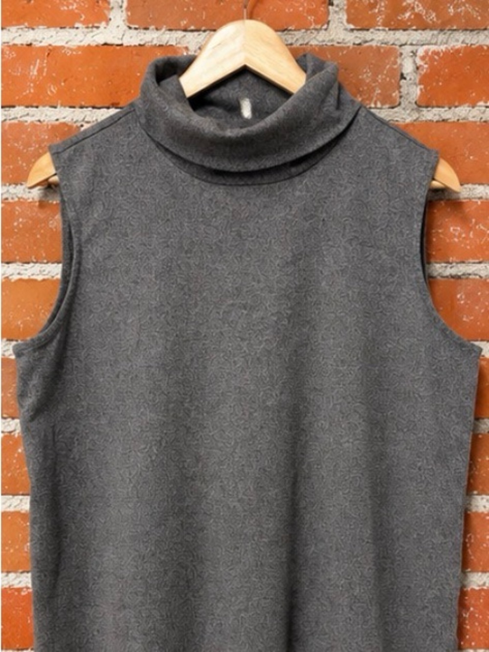 SIMPLY VERA Vera Wang Sleeveless Turtleneck Top